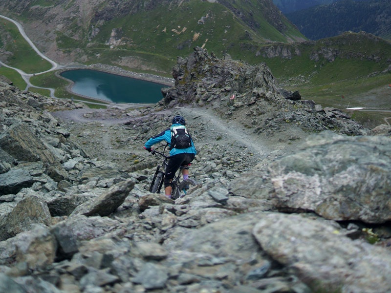 Downhill Biker auf unebenem Terrain